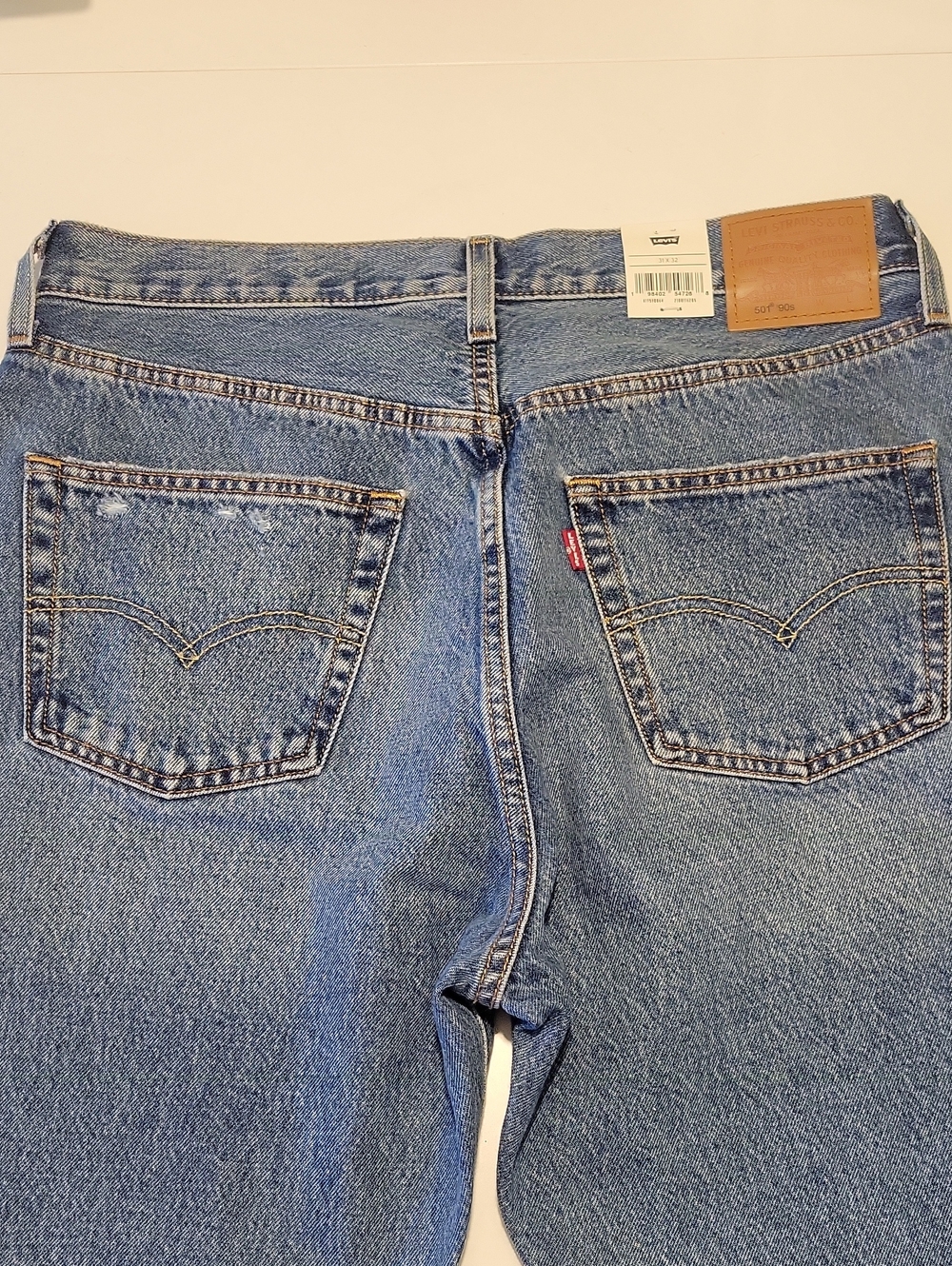 Levi's 501® 90s Straight Jeans in Medium Blue - Picture 2 of 9